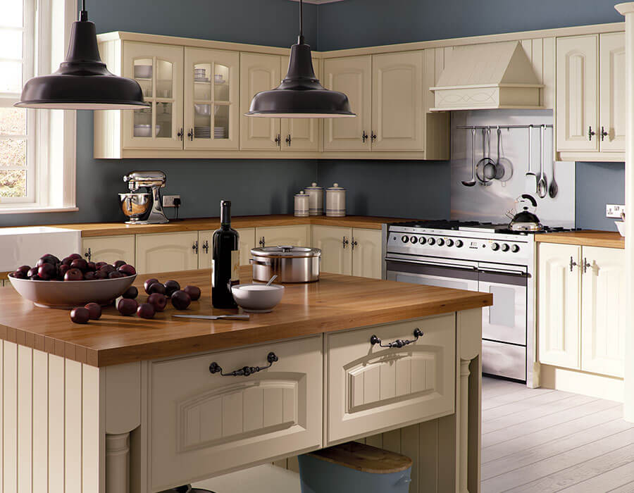 Image of a Westbury kitchen pictured in Ivory