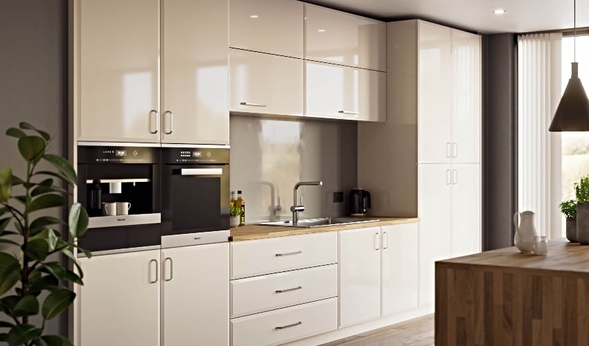 Verona style traditional kitchen image Pictured in Deep Blue, Red and Cream