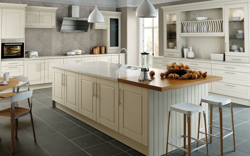 https://www.dreamdoors.co.uk/images/farmhouse-kitchens-alabaster-and-wood.jpg