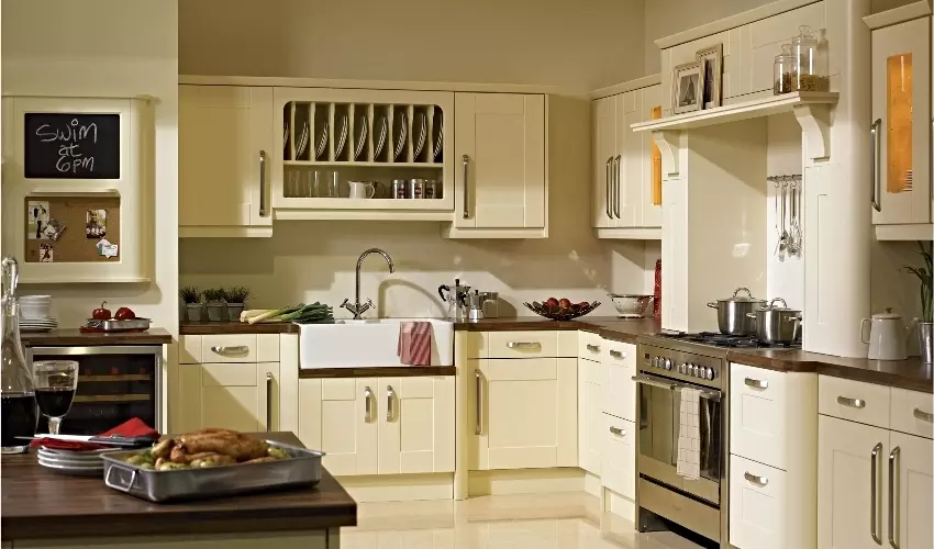 Warwick Kitchen in Vanilla