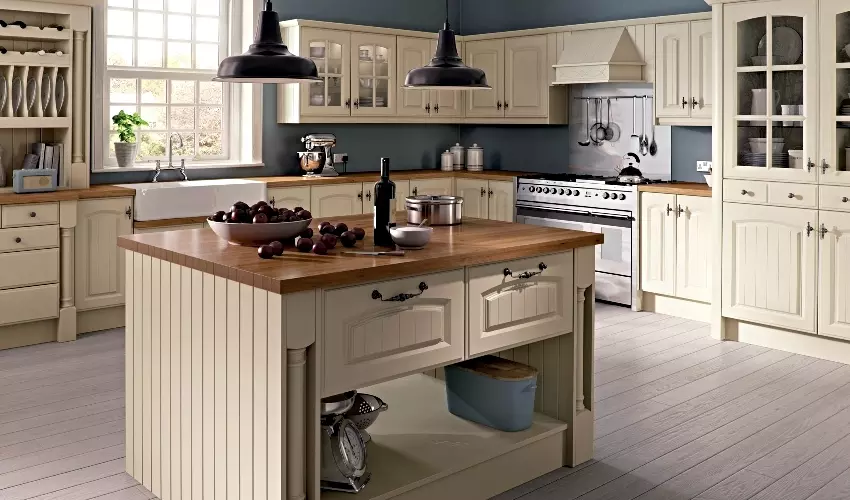Image of a Westbury kitchen pictured in Ivory