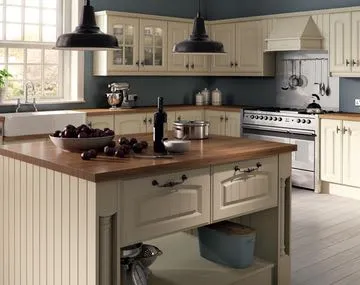 Image of a Westbury kitchen pictured in Ivory